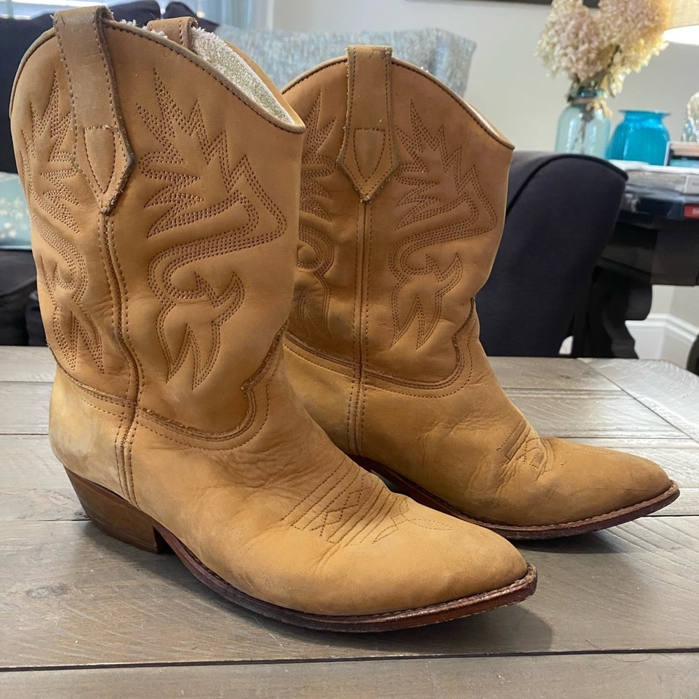 Dingo Women Out West Camel Soft Leather Vintage size 5.5 On Trend Cowboy Boots
